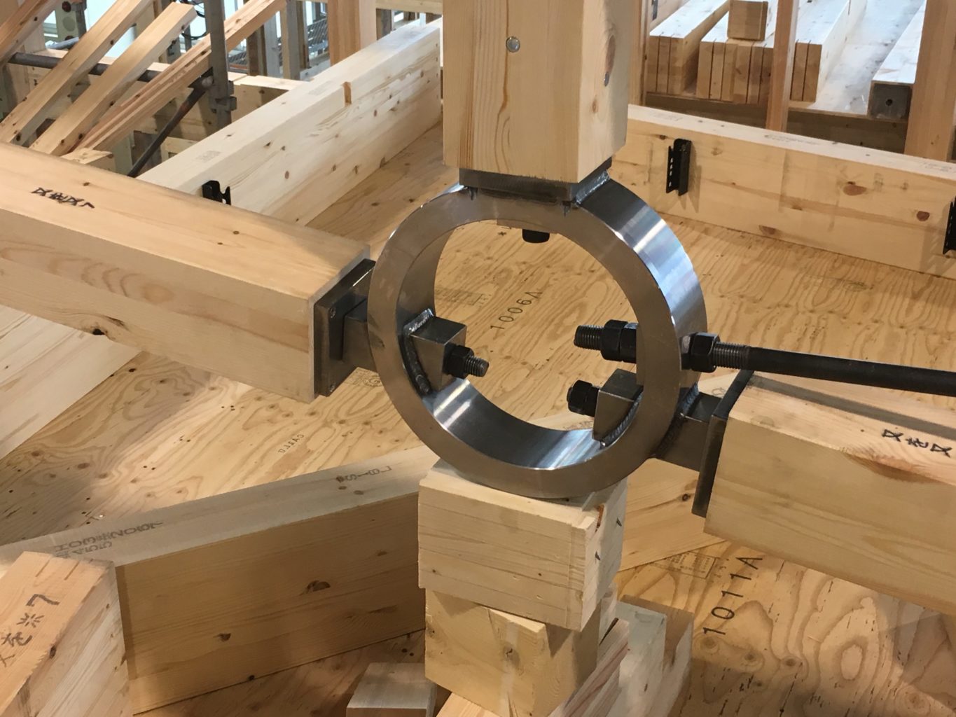 STROOG社製のリング型トラス接合コネクタを採用した木架構接合部写真