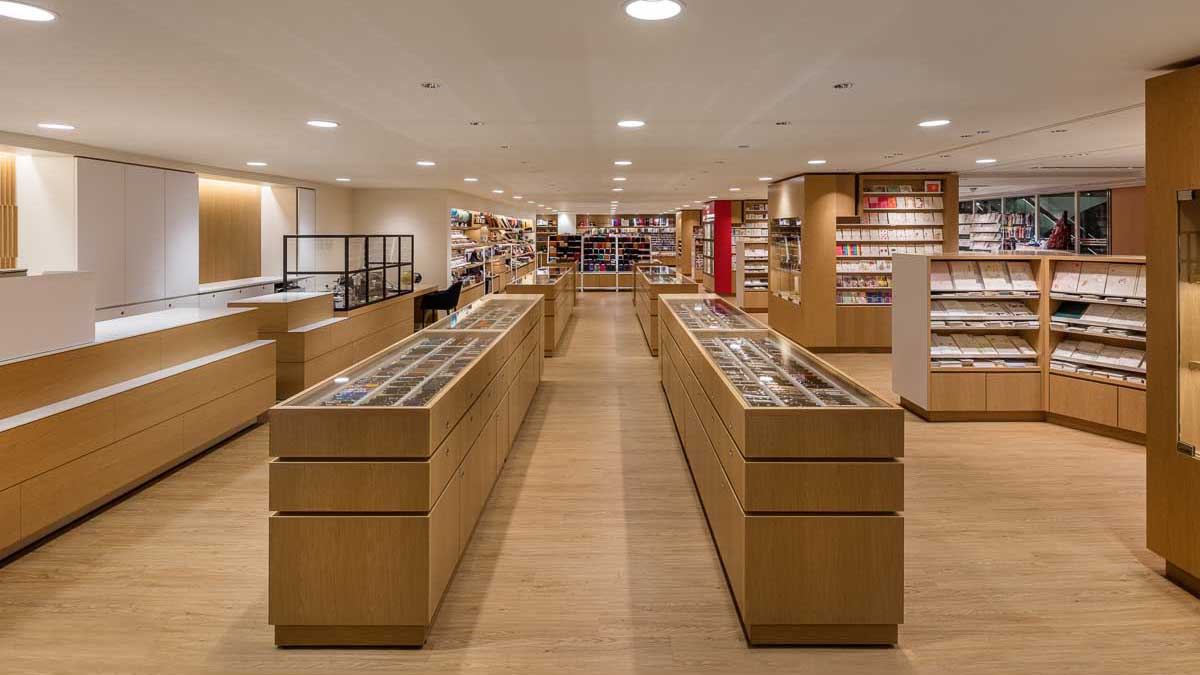 横浜駅西口に隣接する横浜高島屋（タカシマヤ）にある伊東屋横浜店のデザイン事例・内観写真