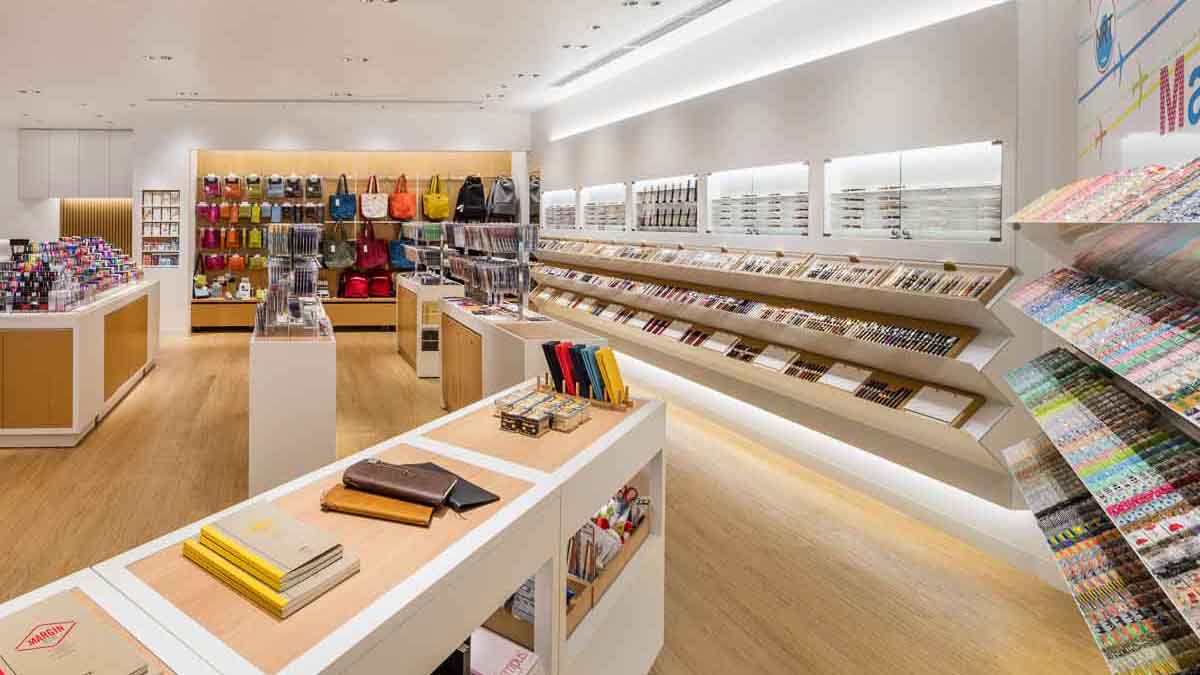 伊東屋成田店空港第2ターミナル店のデザイン事例・内観写真