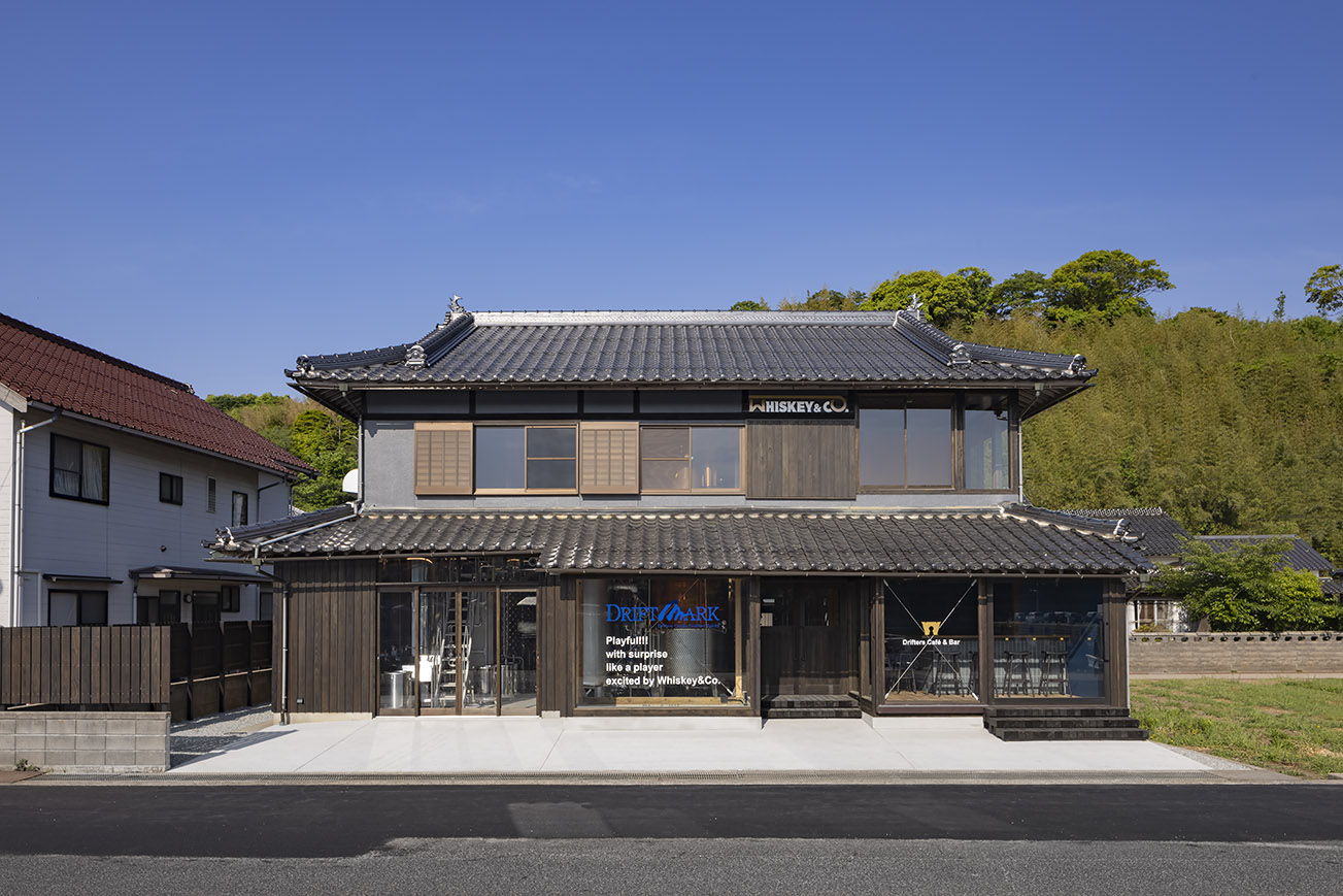 瓦屋根を保存した改修後の正面外観（昼）