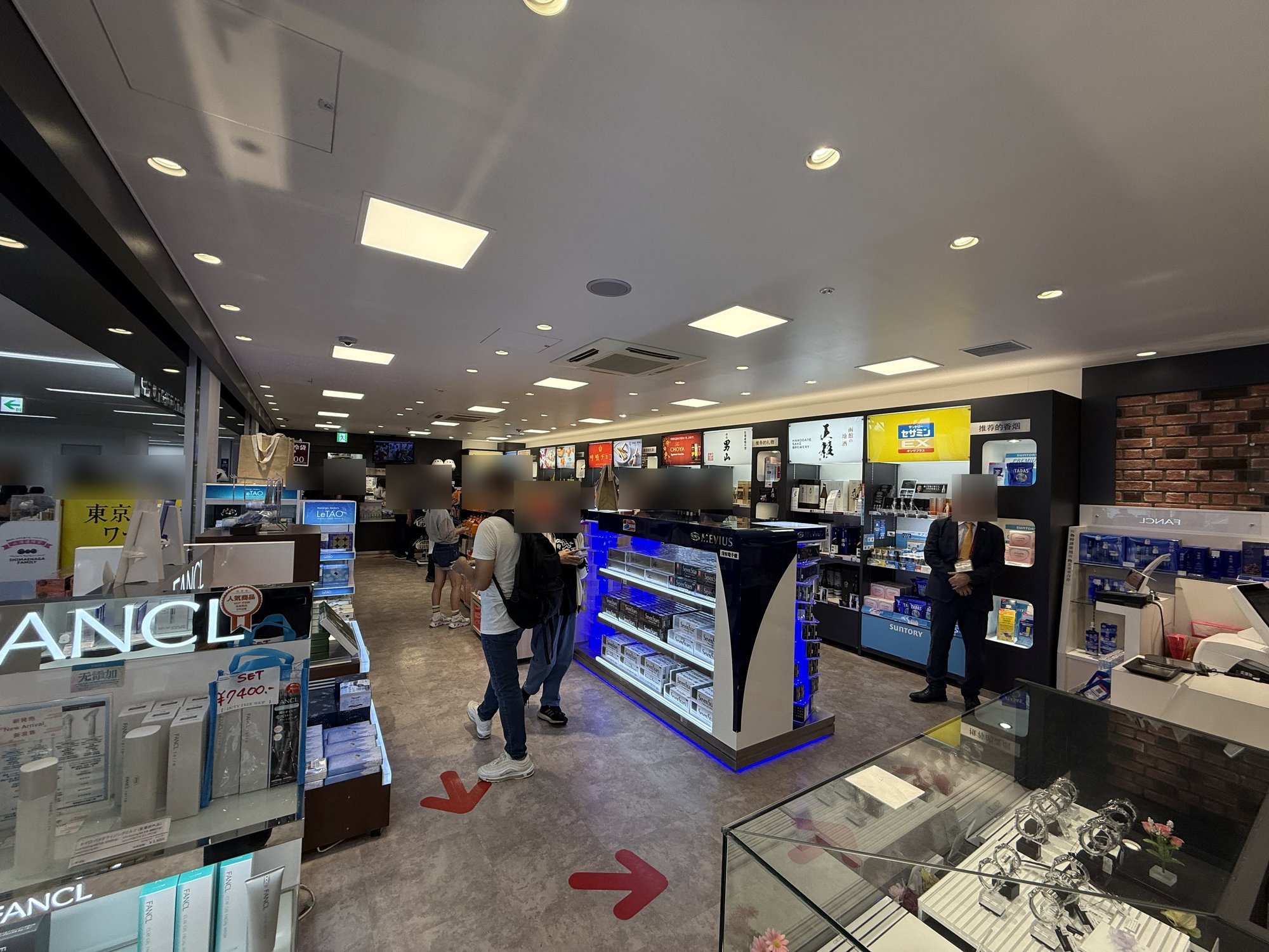 改修前の免税店内。島什器が動線を遮っていた