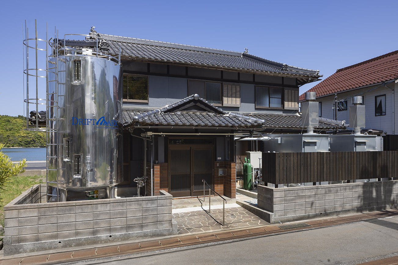 蒸留タンクが立つ外観（昼）