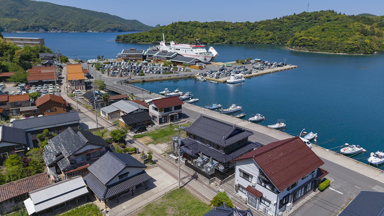 隠岐・海士町の港と集落を望む航空写真