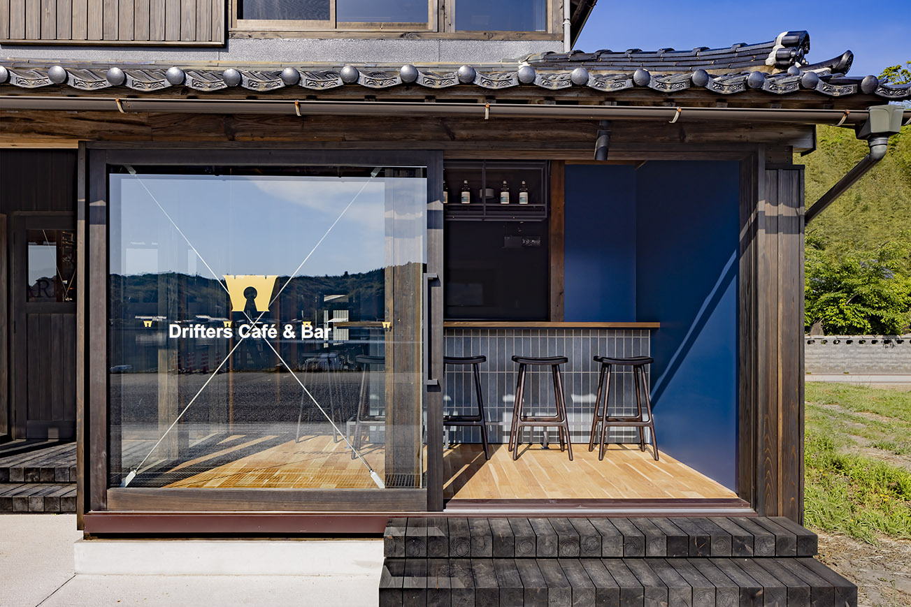 大型のガラス建具で開くカフェ＆バー