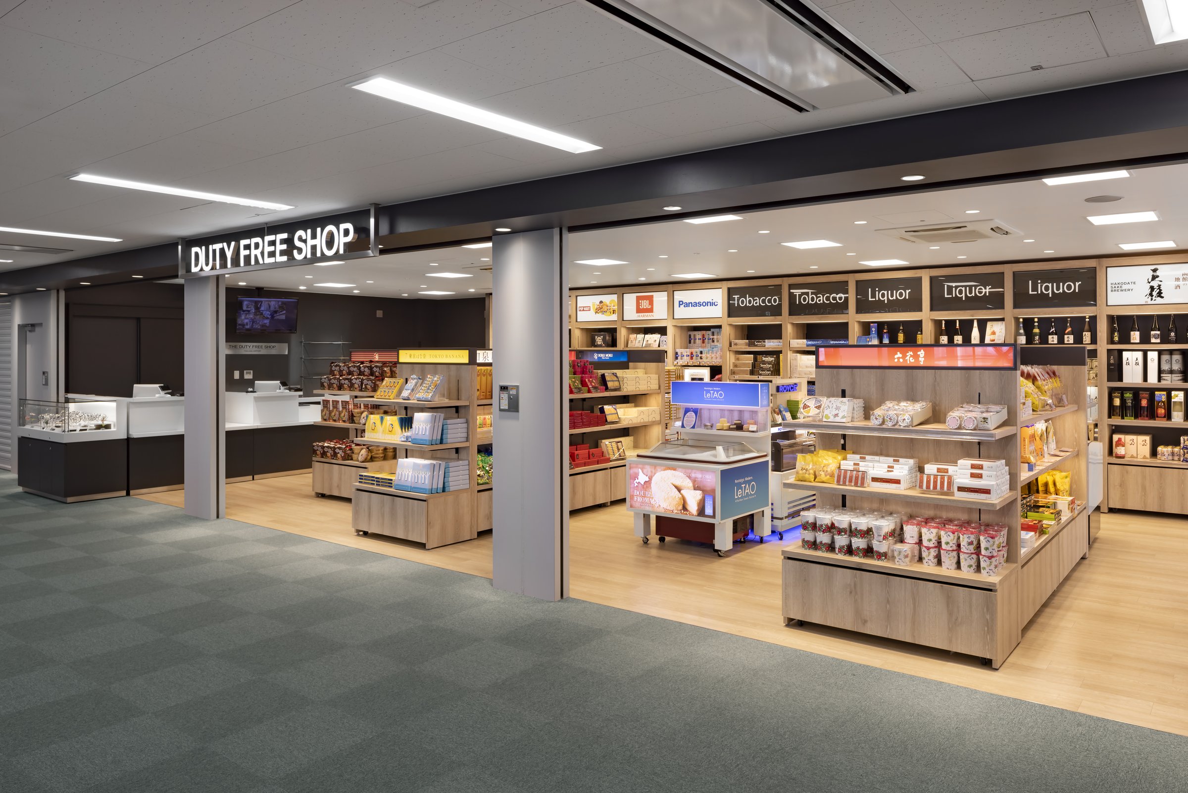 「DUTY FREE SHOP」のサインと店舗入口
