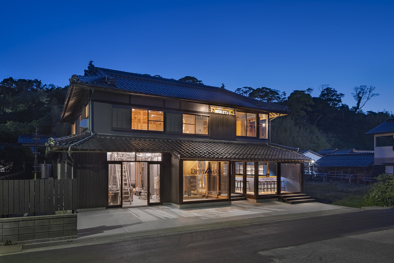 灯りがともる外観（夕景）